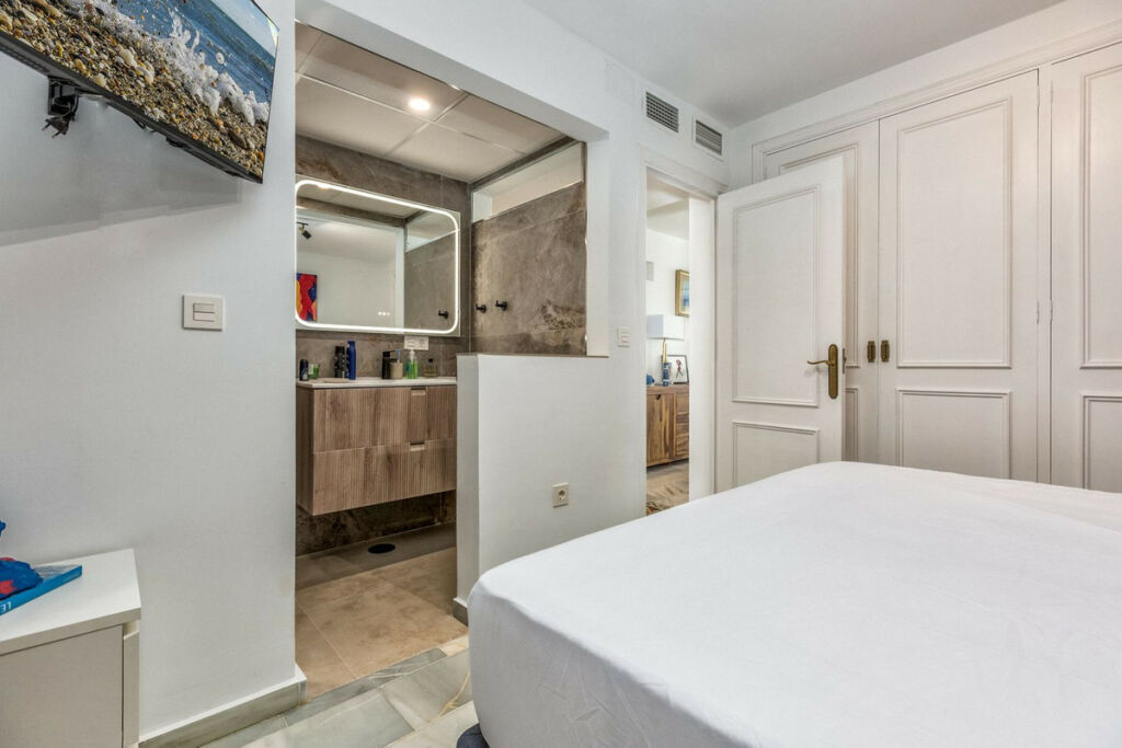 Middle Floor Apartment Puerto Banús Málaga - image 13