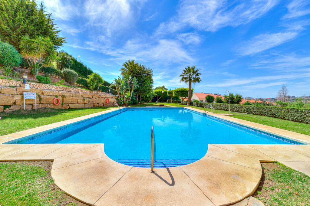 Middle Floor Apartment Fuengirola Málaga - image 13