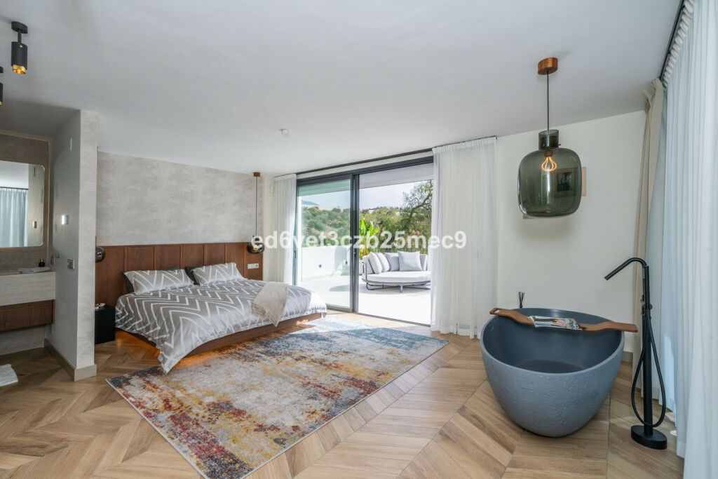 Detached Villa Nueva Andalucía Málaga - image 13