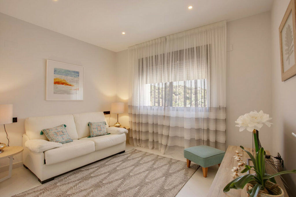 Middle Floor Apartment Estepona Málaga - image 13