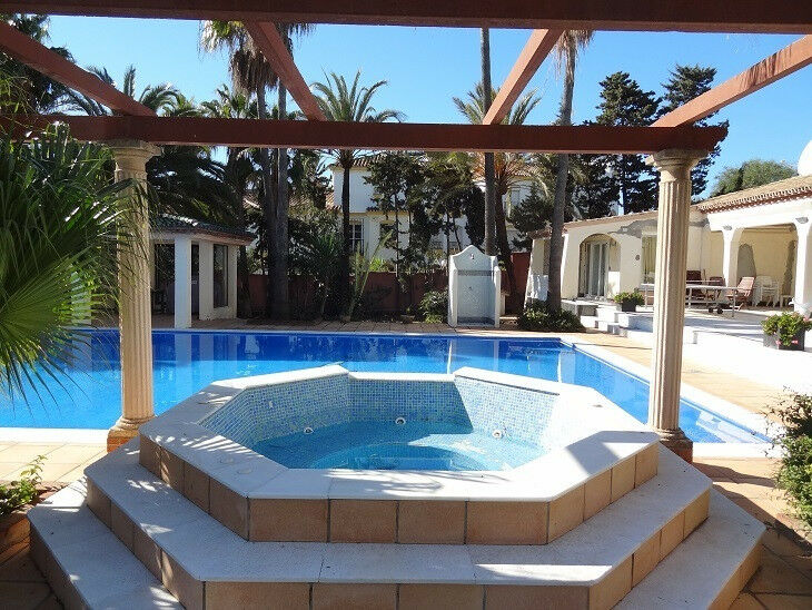 Detached Villa Estepona Málaga - image 13