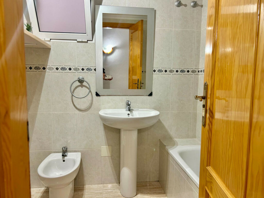 Middle Floor Apartment Torrevieja Alicante - image 13