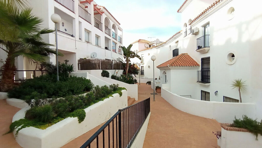 Middle Floor Apartment Calahonda Málaga - image 11