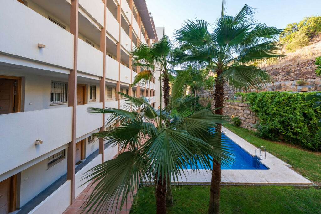Middle Floor Apartment Los Pacos Málaga - image 13
