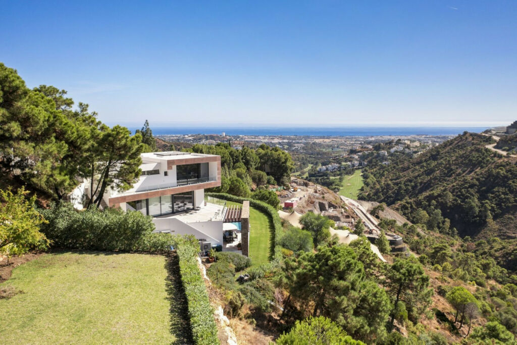Detached Villa El Madroñal Málaga - image 5