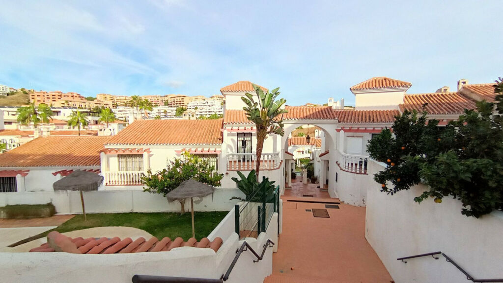 Middle Floor Apartment Calahonda Málaga - image 12