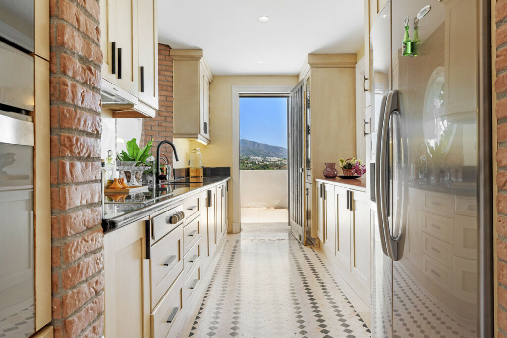 Detached Villa Nueva Andalucía Málaga - image 14