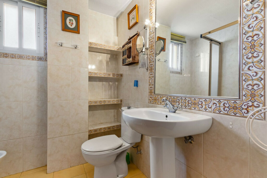 Middle Floor Apartment Los Boliches Málaga - image 5