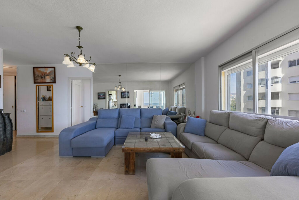 Middle Floor Apartment Estepona Málaga - image 5