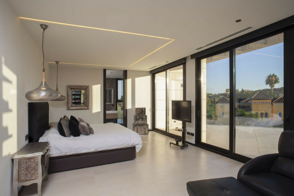 Detached Villa Nueva Andalucía Málaga - image 14
