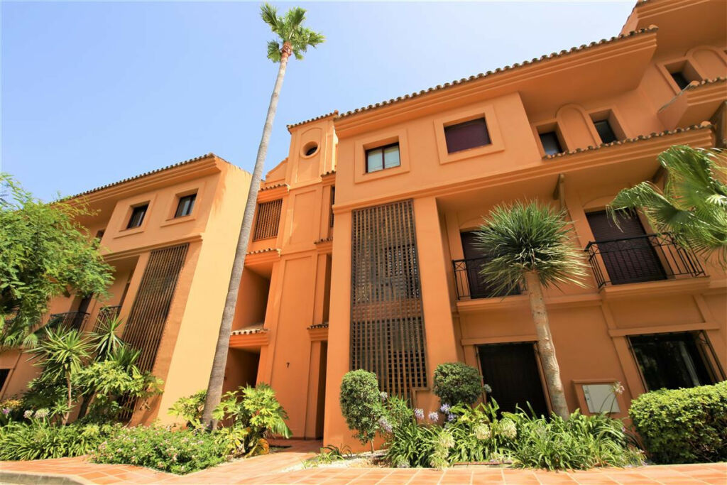 Middle Floor Apartment Estepona Málaga - image 14