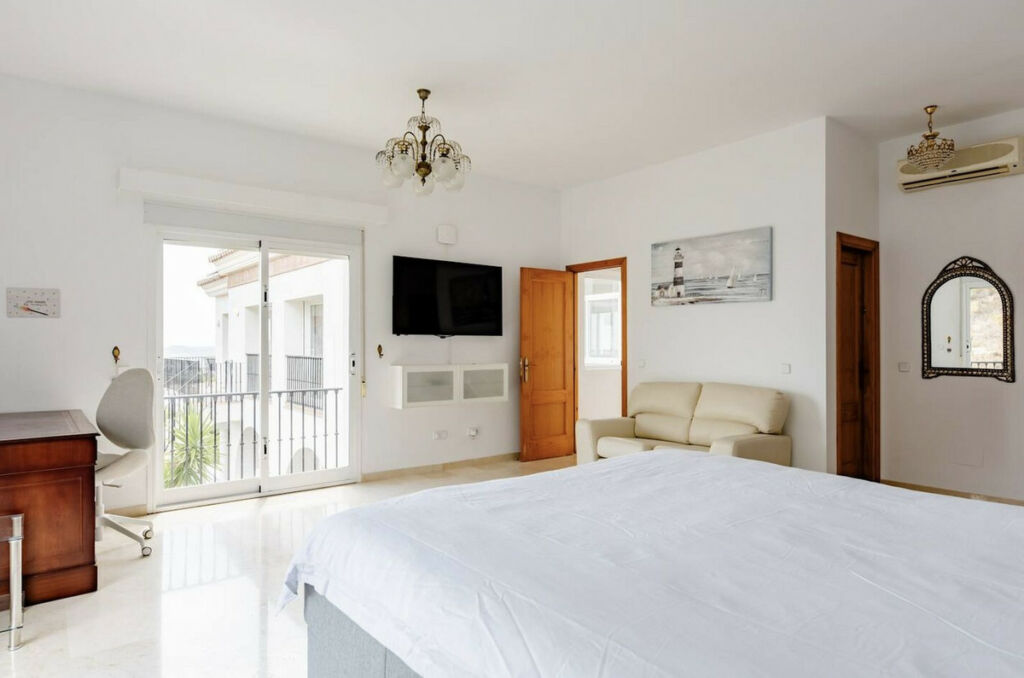 Detached Villa Valtocado Málaga - image 14