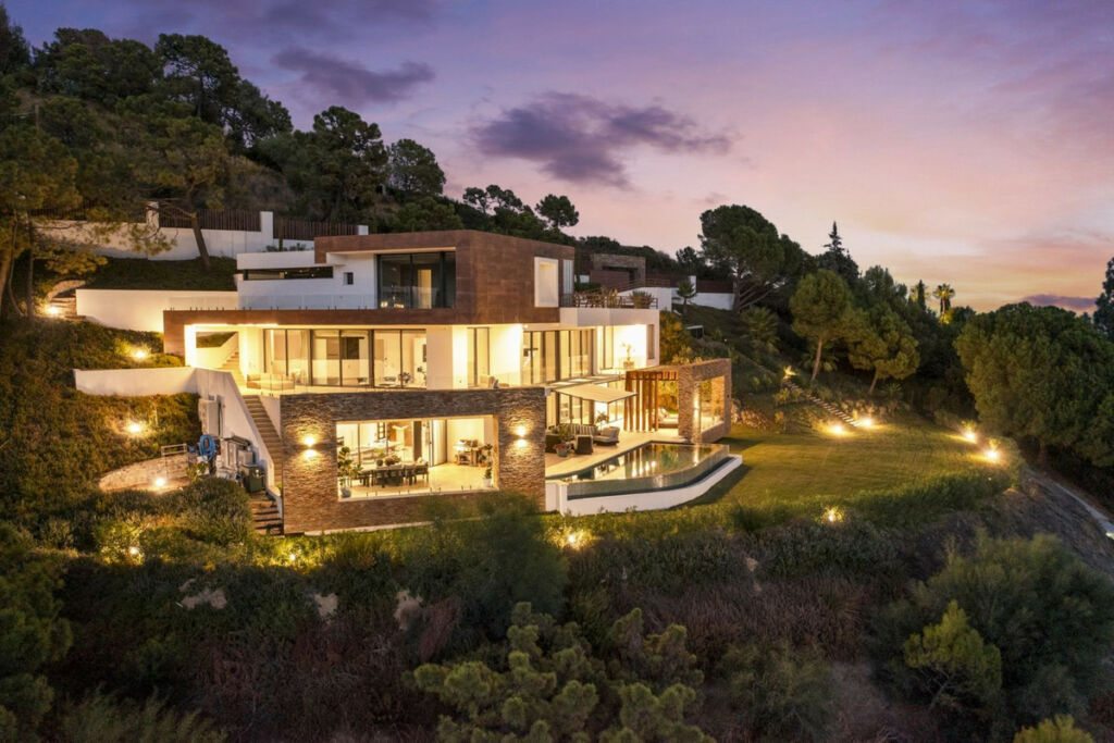 Detached Villa El Madroñal Málaga - image 4