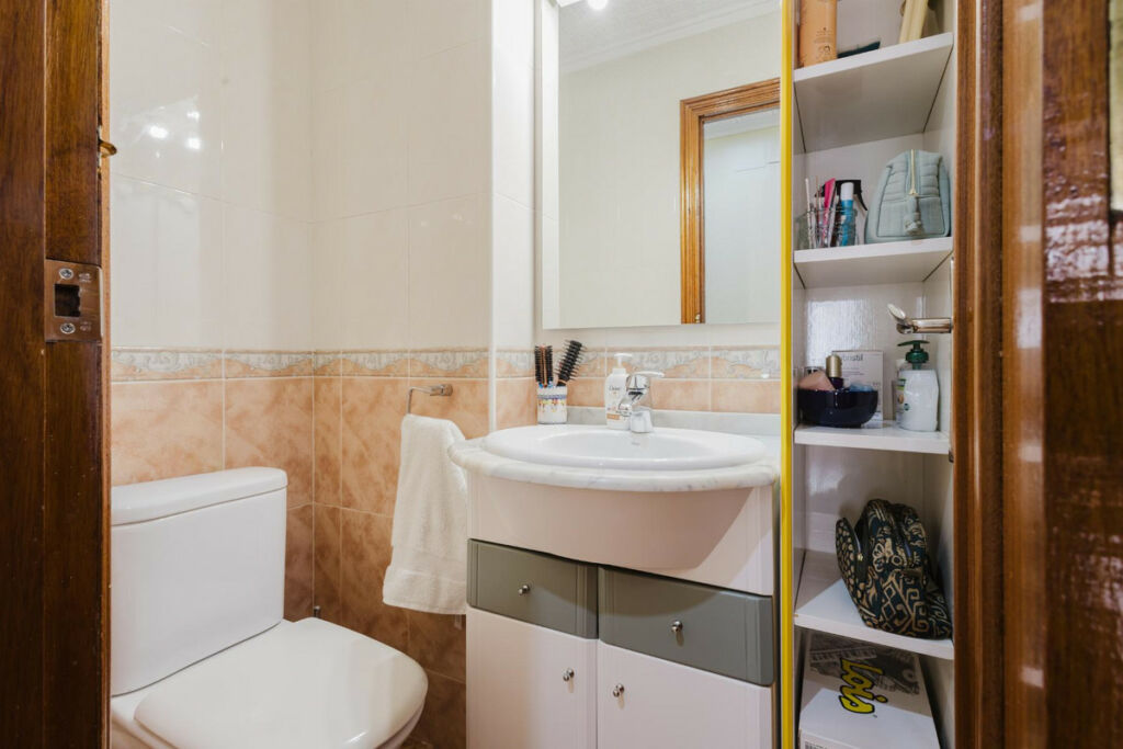 Middle Floor Apartment Torrevieja Alicante - image 15
