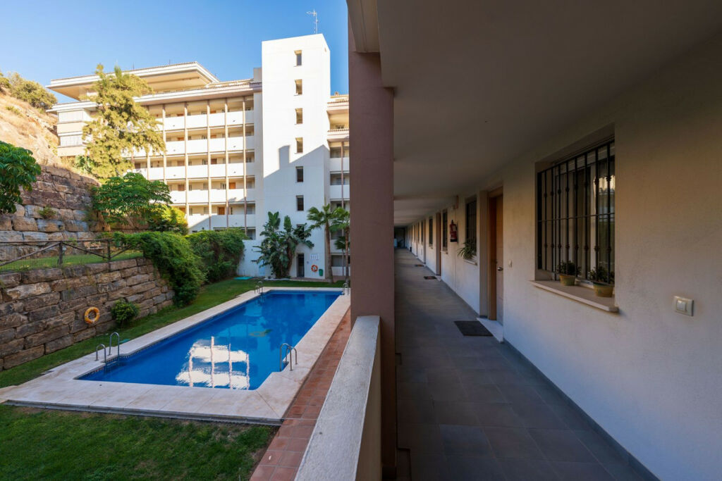 Middle Floor Apartment Los Pacos Málaga - image 15