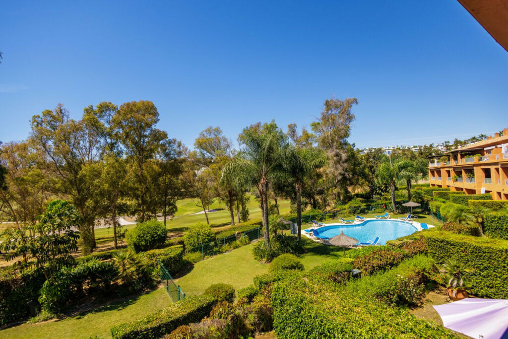 Middle Floor Apartment Estepona Málaga - image 15