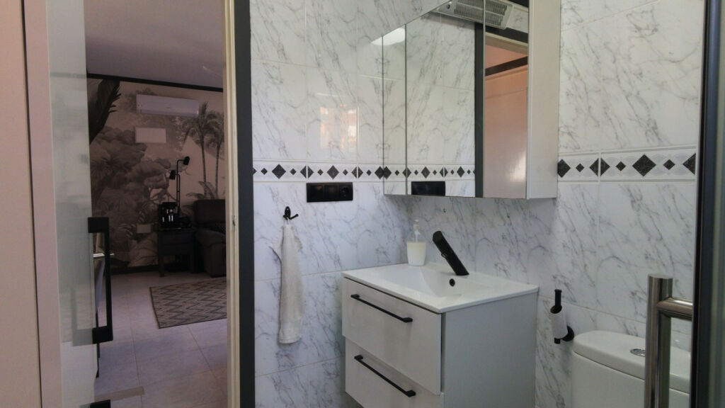Middle Floor Apartment Torrevieja Alicante - image 15