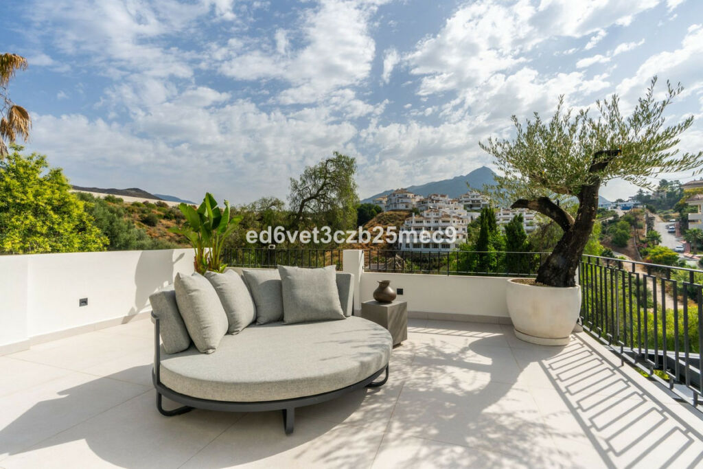 Detached Villa Nueva Andalucía Málaga - image 15
