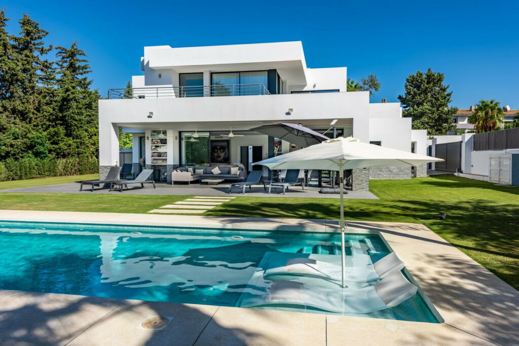 Detached Villa New Golden Mile Málaga - image 15