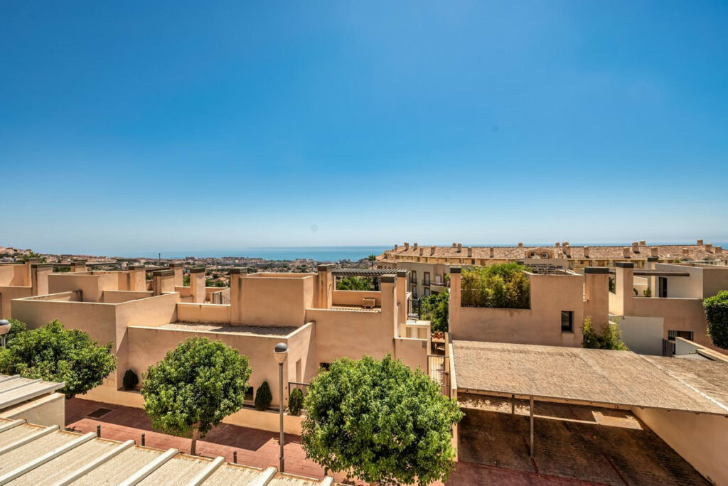 Middle Floor Apartment Benalmadena Pueblo Málaga - image 15