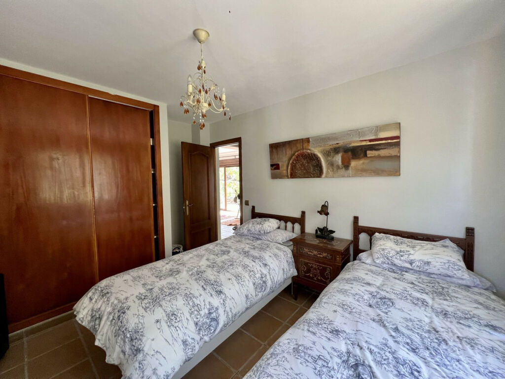 Detached Villa Estepona Málaga - image 15