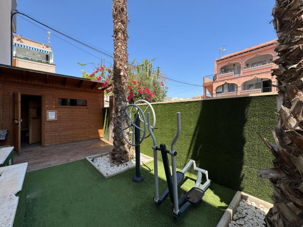 Middle Floor Apartment Torrevieja Alicante - image 15