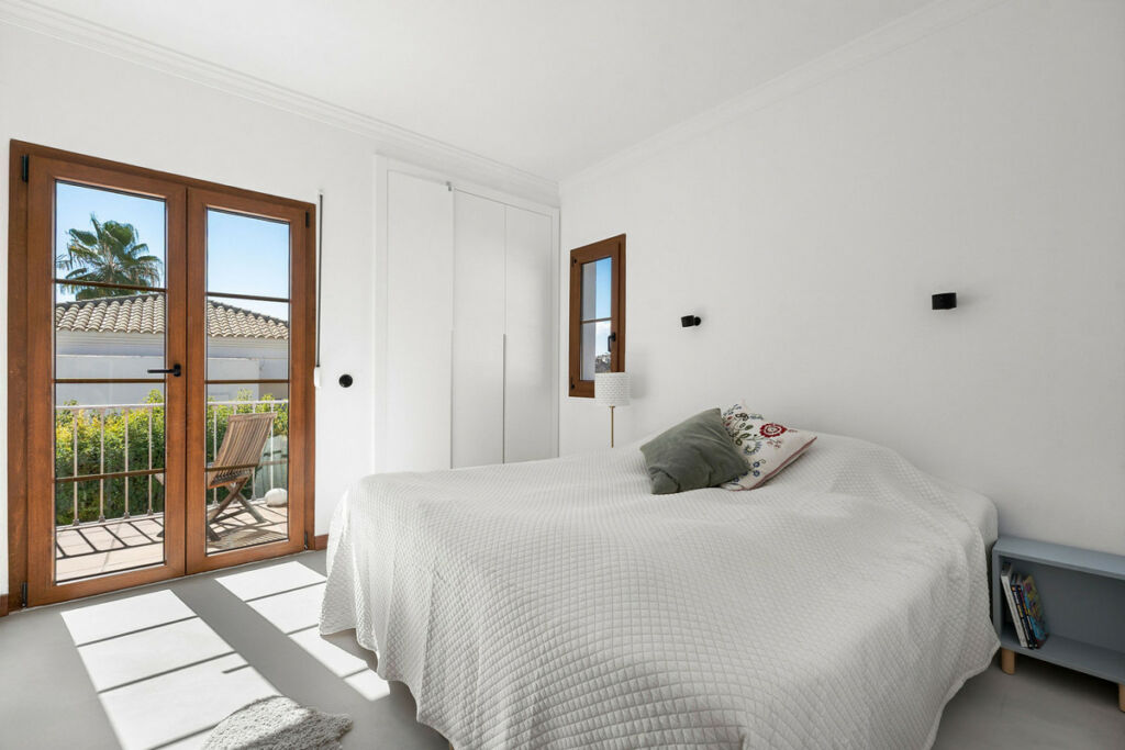 Detached Villa Estepona Málaga - image 15