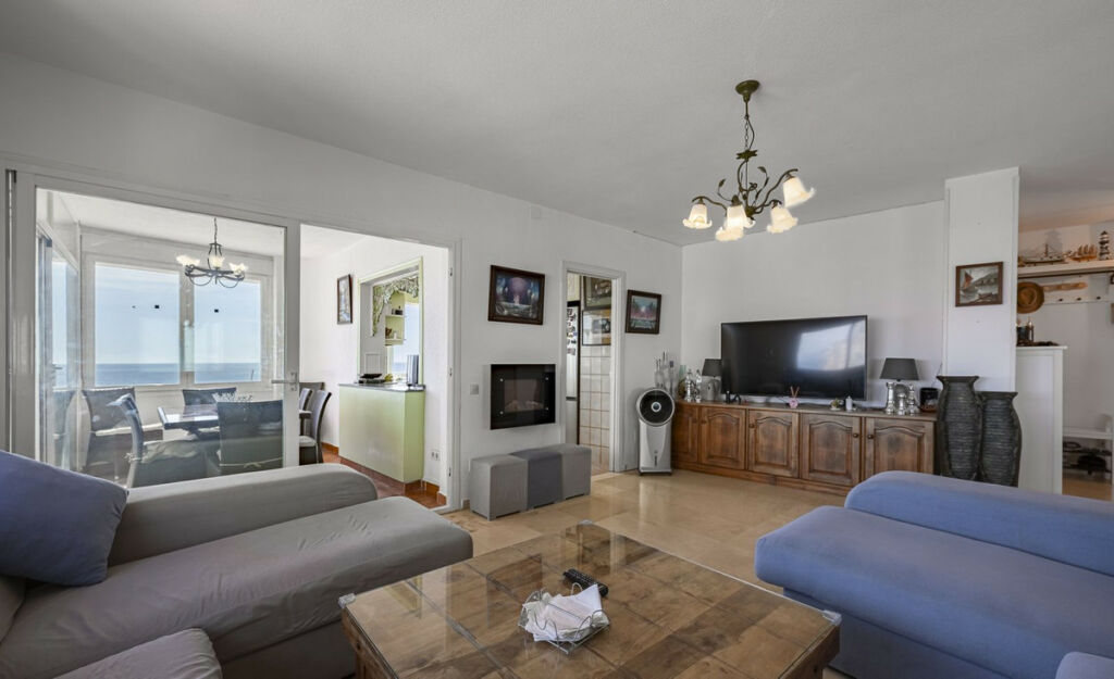 Middle Floor Apartment Estepona Málaga - image 4