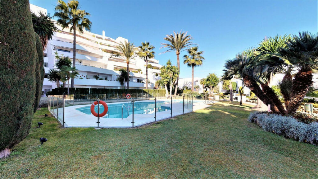 Middle Floor Apartment Nueva Andalucía Málaga - image 16