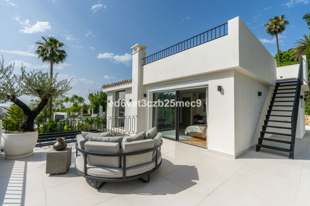 Detached Villa Nueva Andalucía Málaga - image 16