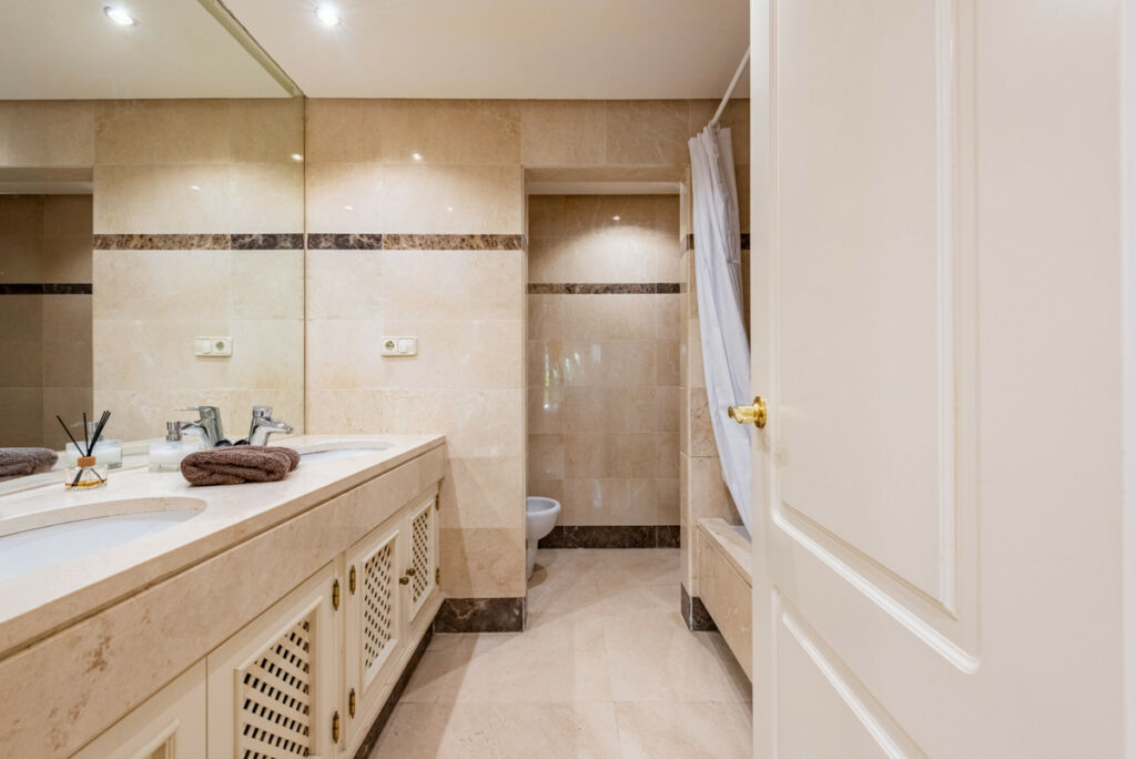 Ground Floor Apartment Puerto Banús Málaga - image 16