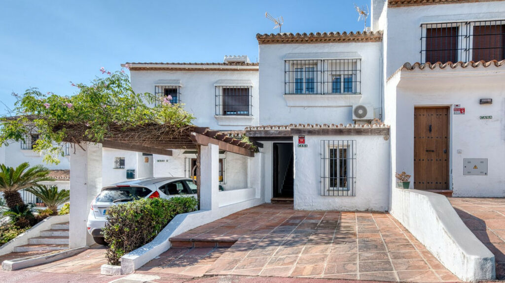 Townhouse La Duquesa Málaga - image 16