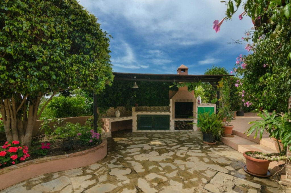 Detached Villa Estepona Málaga - image 16