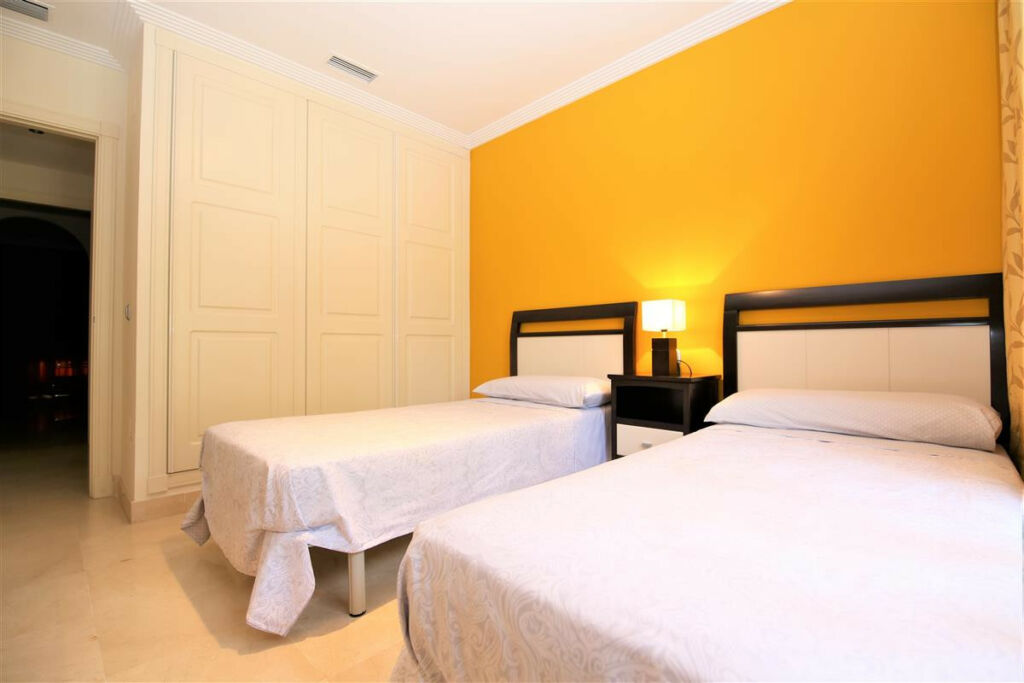 Middle Floor Apartment Estepona Málaga - image 16