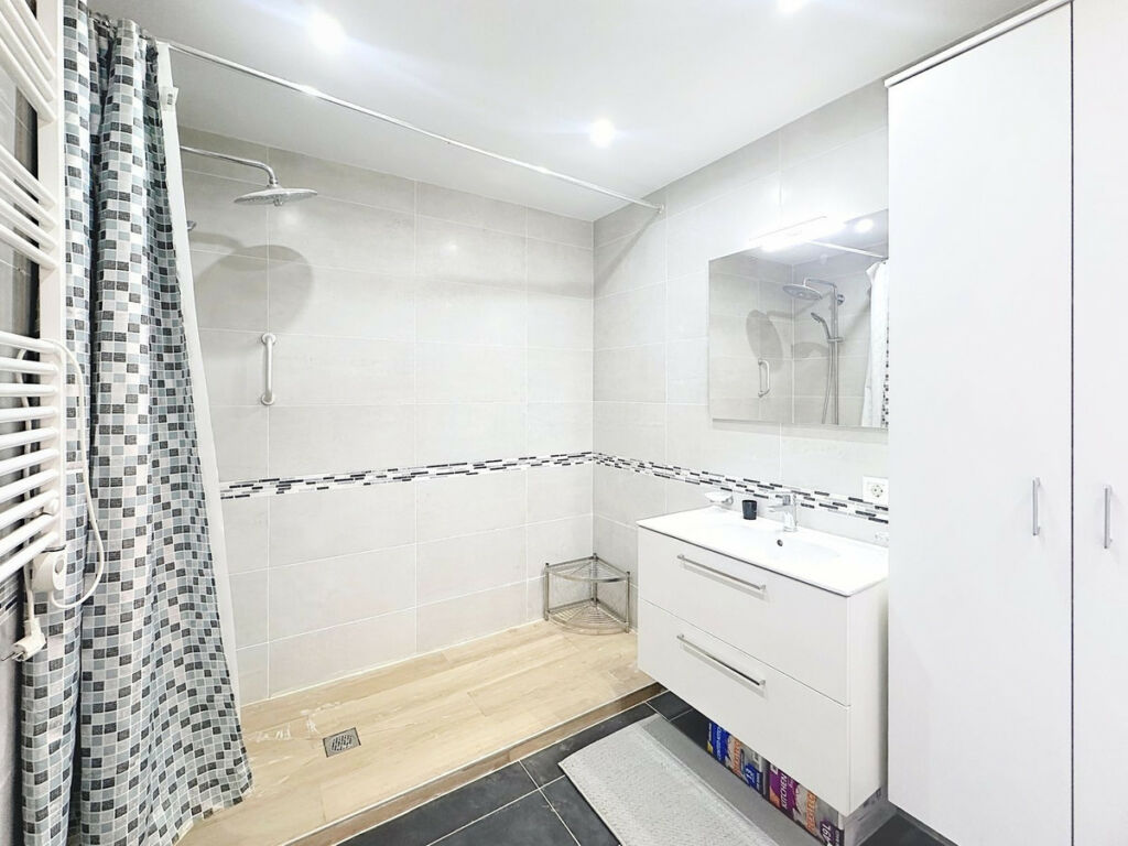 Detached Villa Estepona Málaga - image 16