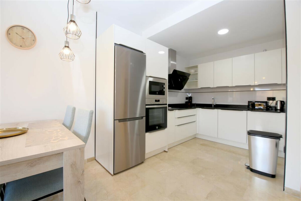 Middle Floor Apartment Estepona Málaga - image 16