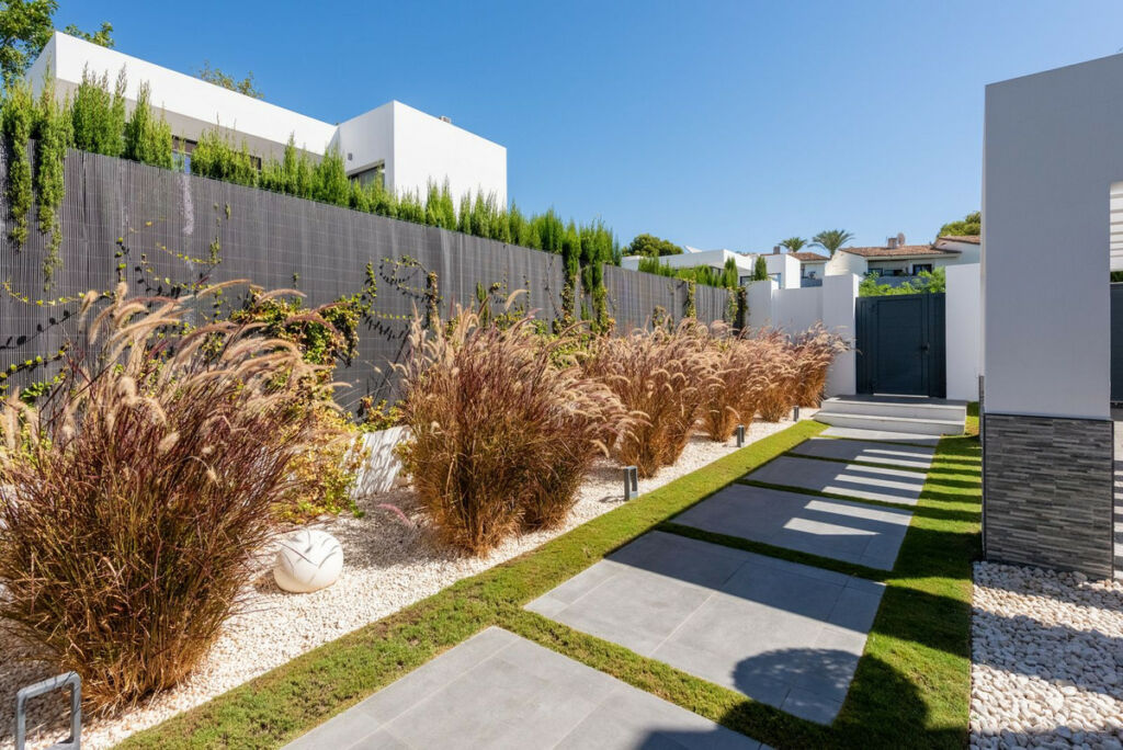 Detached Villa New Golden Mile Málaga - image 16