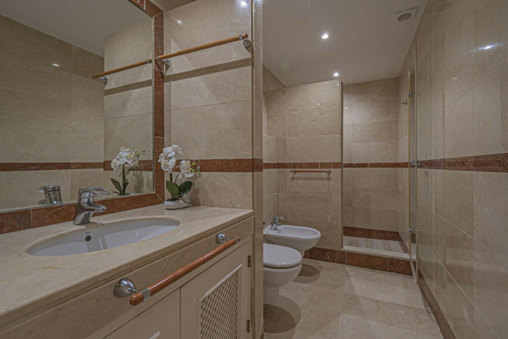 Middle Floor Apartment The Golden Mile Málaga - image 16