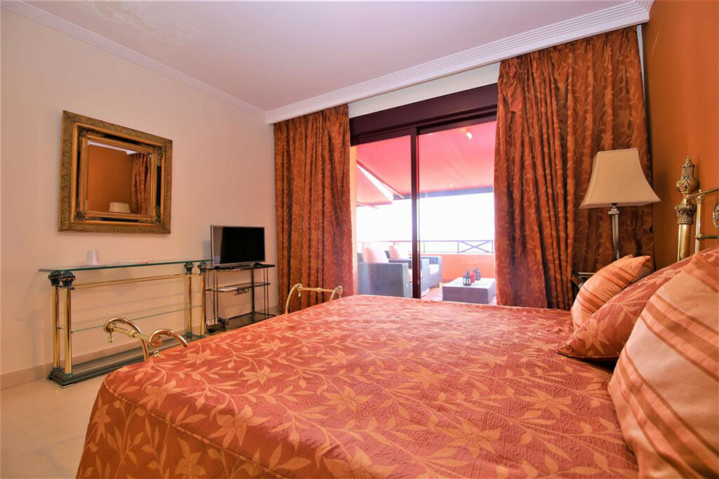 Middle Floor Apartment Estepona Málaga - image 17