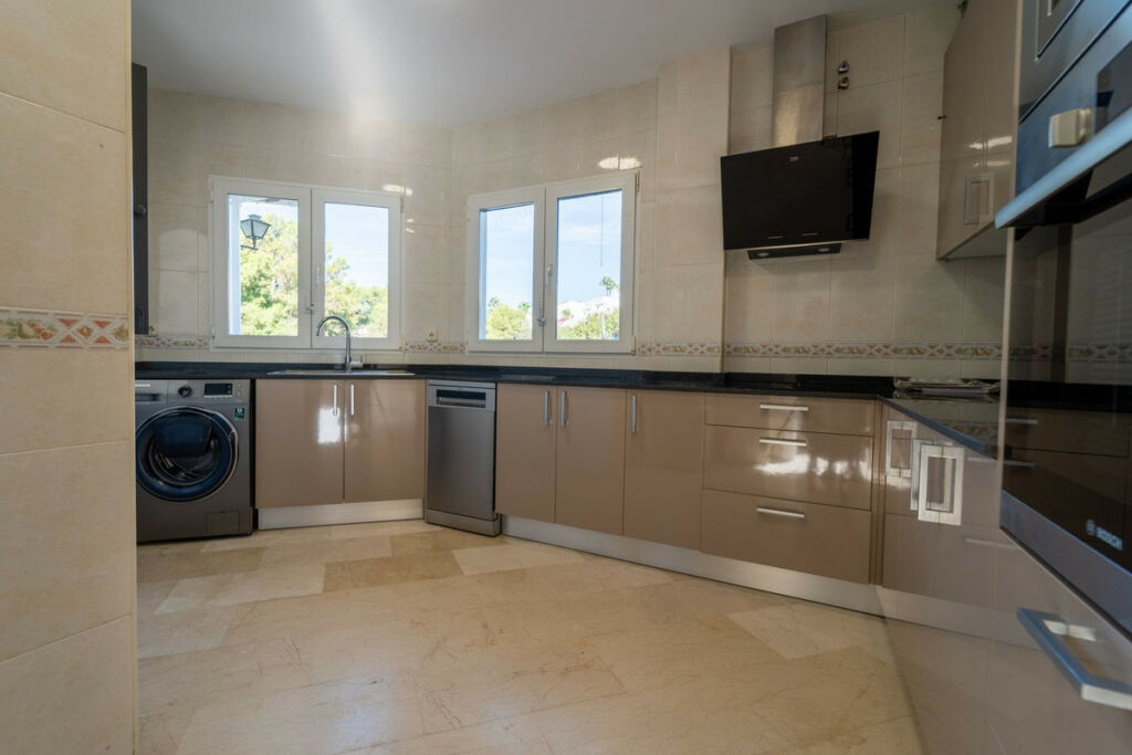 Detached Villa Riviera del Sol Málaga - image 17