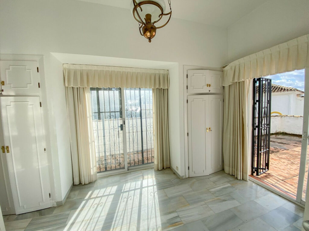 Detached Villa Calahonda Málaga - image 17