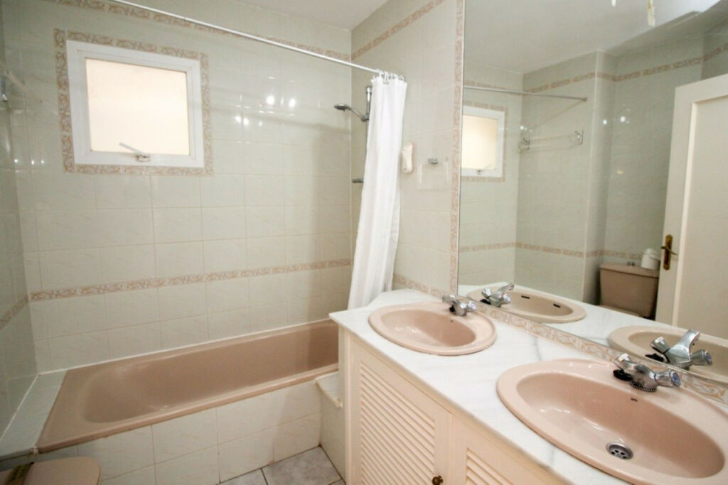 Middle Floor Apartment Calahonda Málaga - image 17