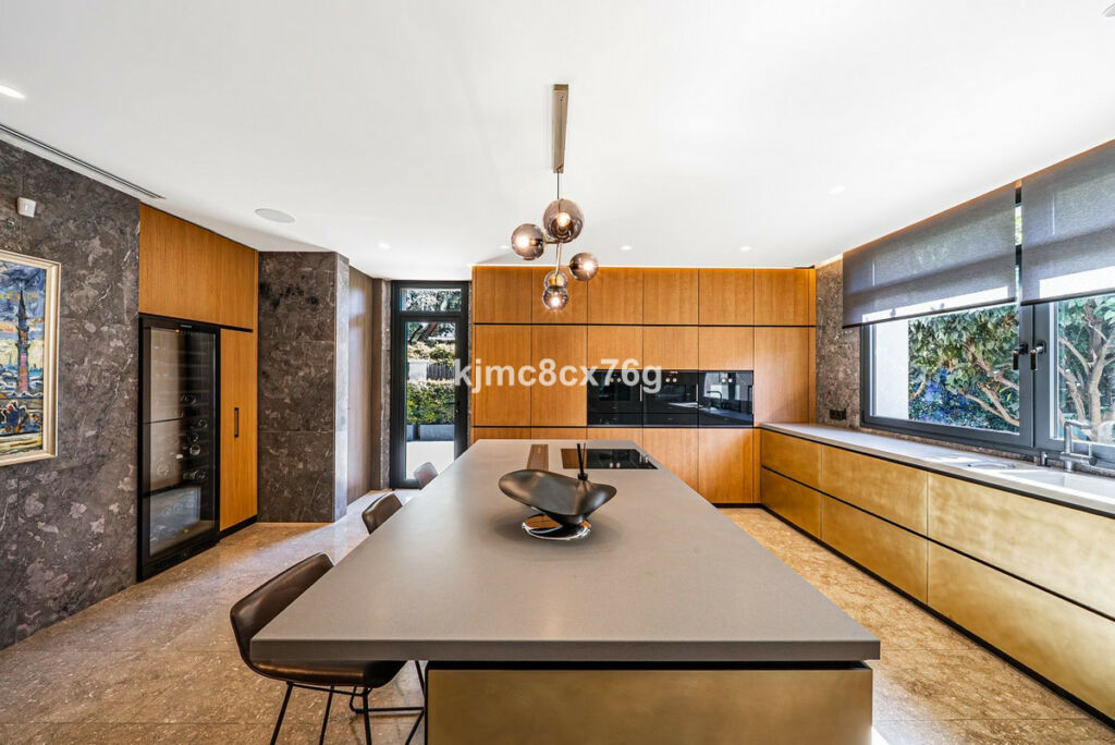 Detached Villa Guadalmina Baja Málaga - image 17