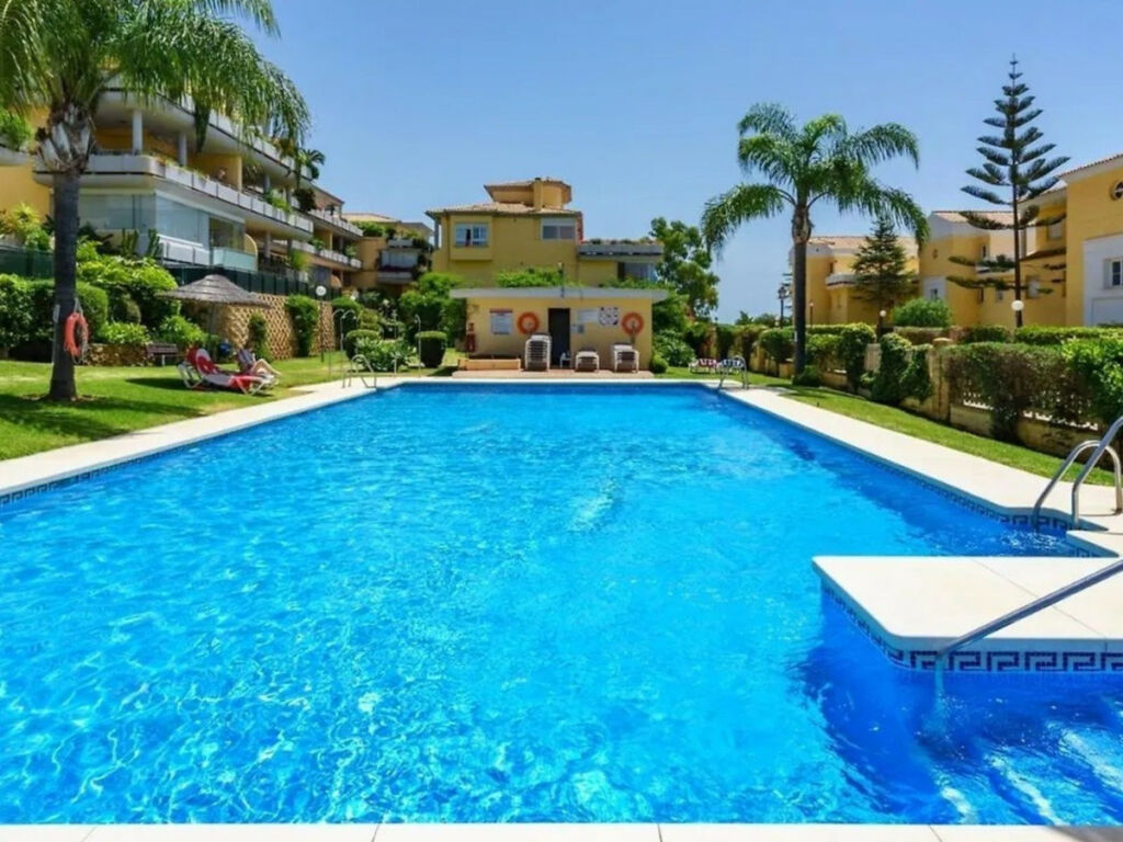 Middle Floor Apartment Cabopino Málaga - image 17