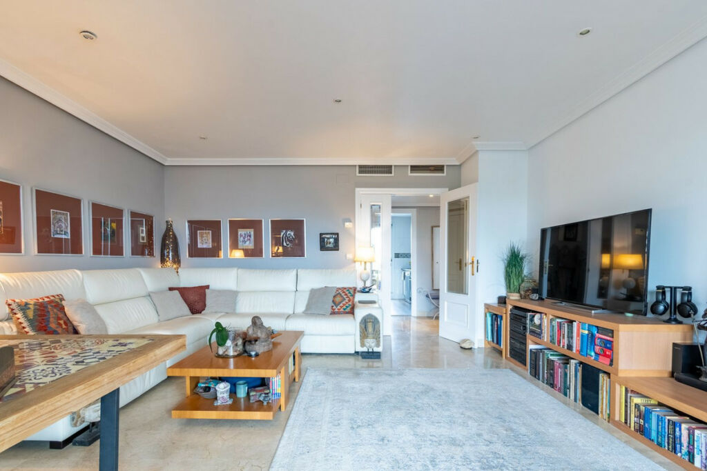 Middle Floor Apartment Estepona Málaga - image 17