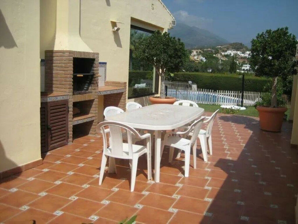 Detached Villa Nueva Andalucía Málaga - image 17
