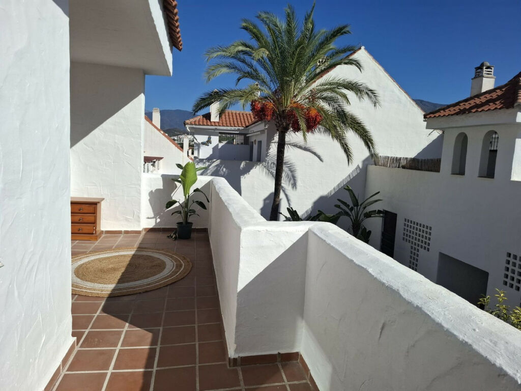 Middle Floor Apartment Nueva Andalucía Málaga - image 6