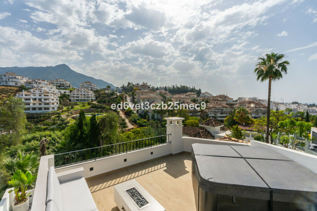 Detached Villa Nueva Andalucía Málaga - image 17