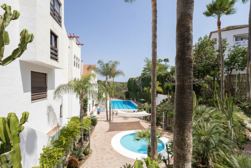 Middle Floor Apartment Nueva Andalucía Málaga - image 17