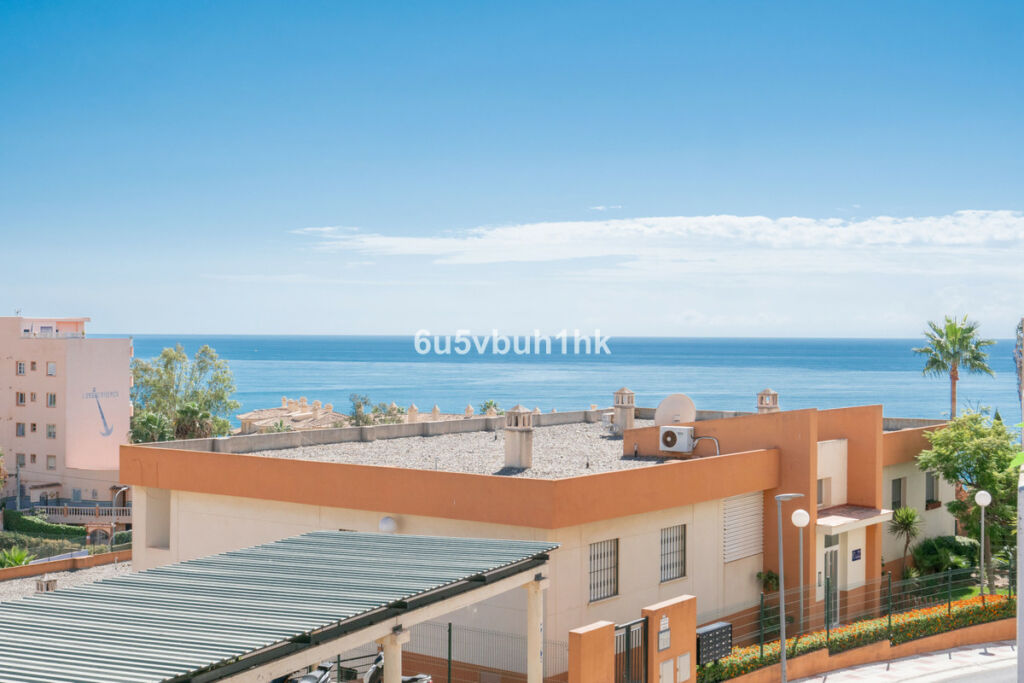 Townhouse Torrequebrada Málaga - image 4